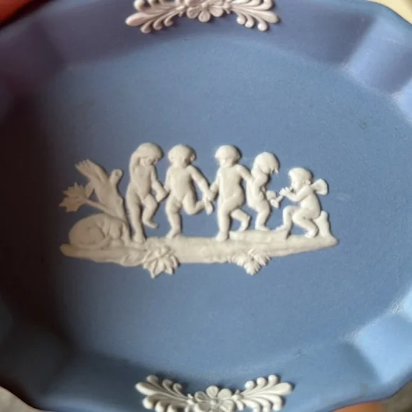 Mini Blue & White Wedgewood Cherub Trinket Dish - Picture 2 of 5